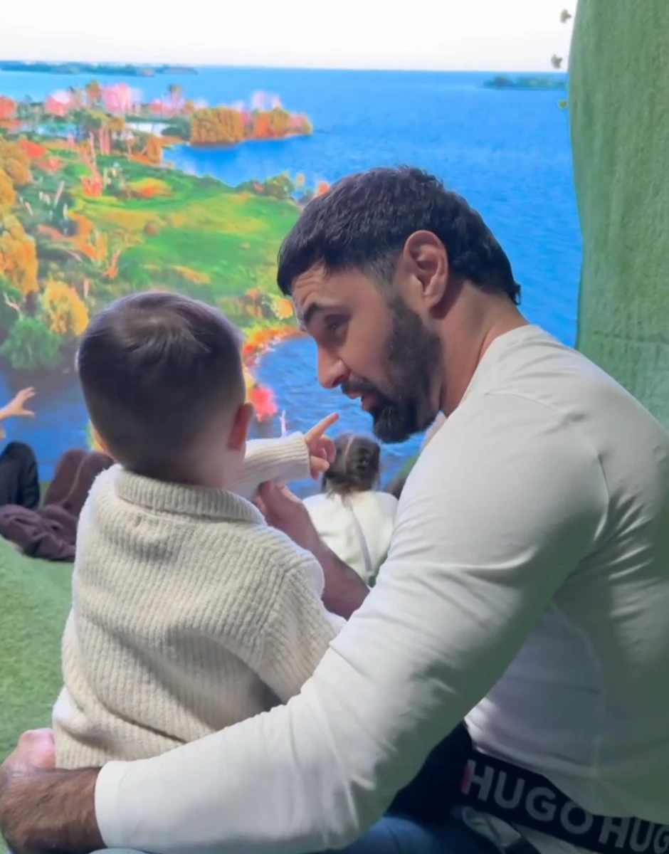 Віталій Козловський замилував кадрами з сином на руках