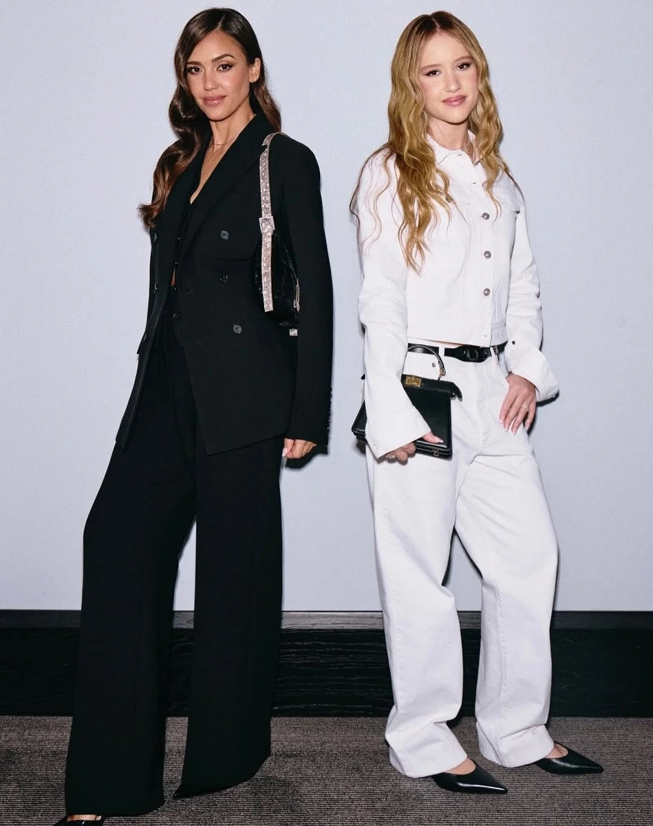 Джессіка Альба з дочкою попозувала на Тижні моди в ефектних луках