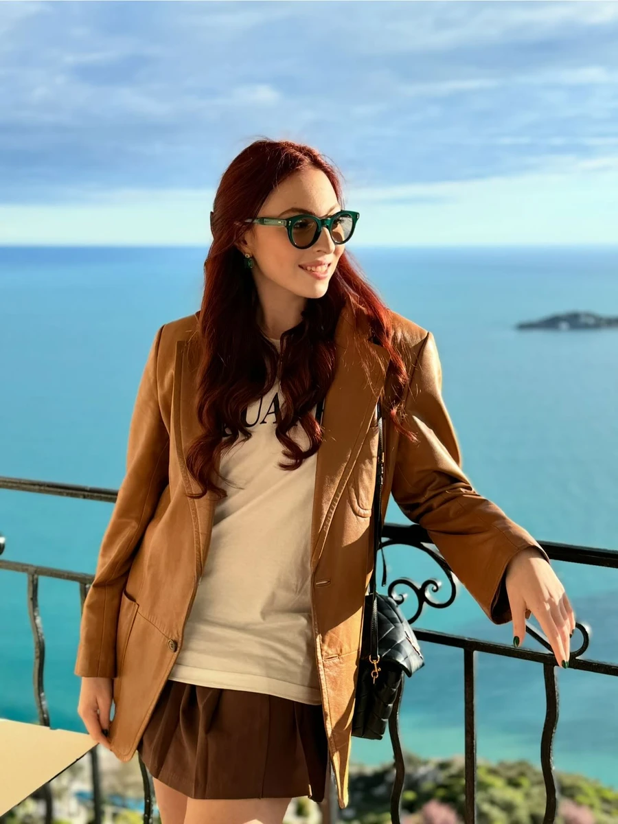 Маша Полякова на тлі моря