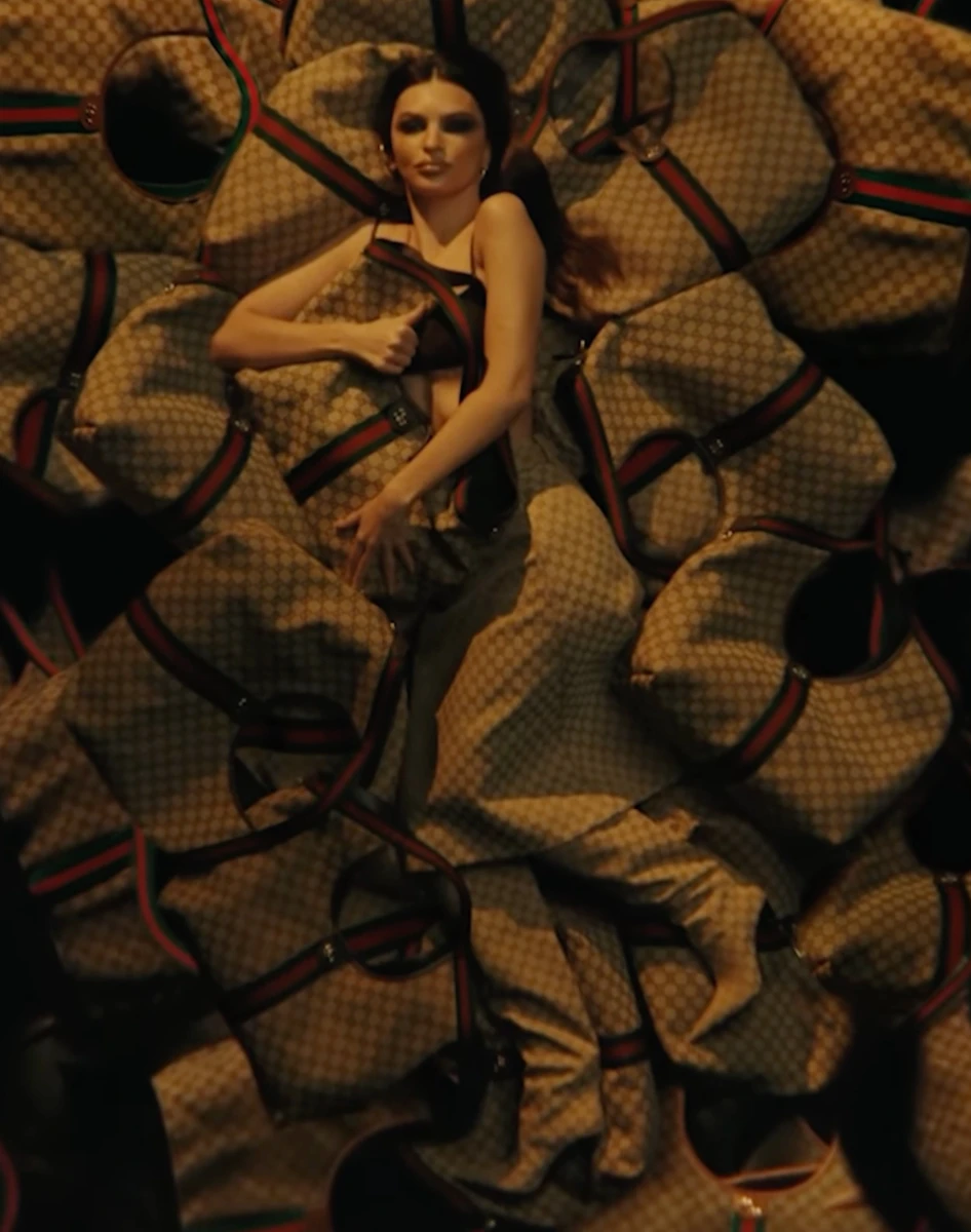 Емілі Ратаковскі у ліфчику полежала на сумках