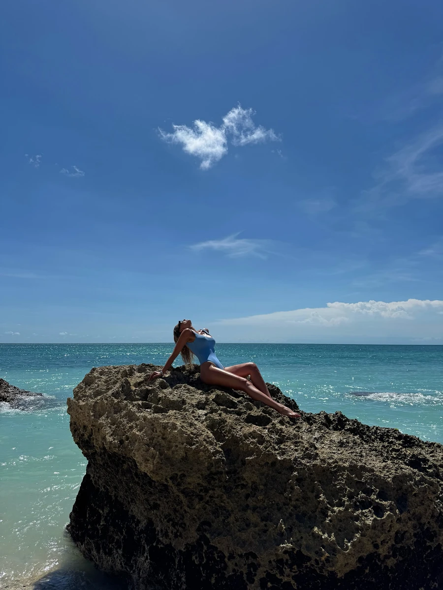 Міша Романова вигнулася на брилі