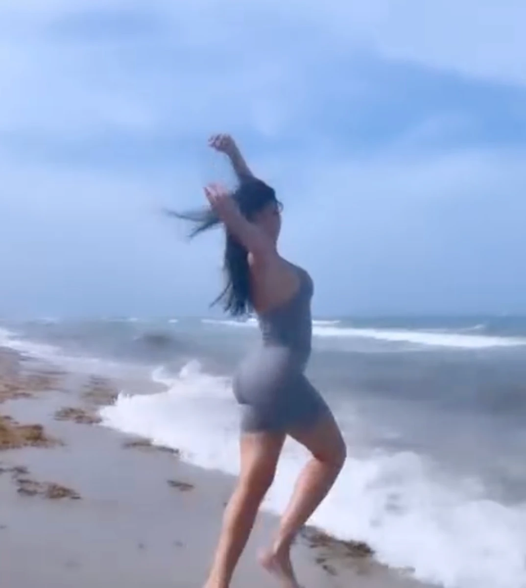 Наречена Роналду у сексі костюмі показала форми на пляжі