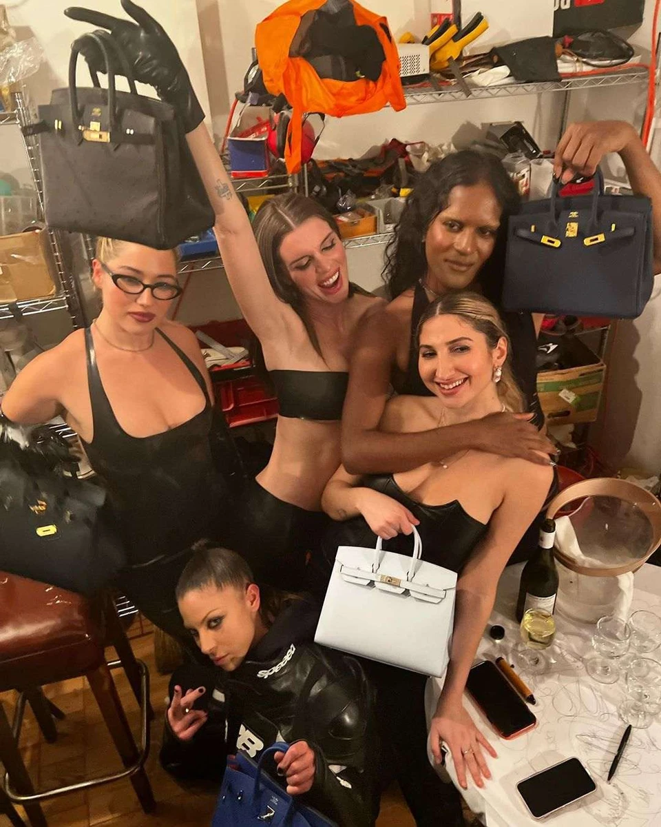 Одна із тих самих щирих фотографій. Зі слів Фокс, за кадром стояв Вест і гордовито споглядав