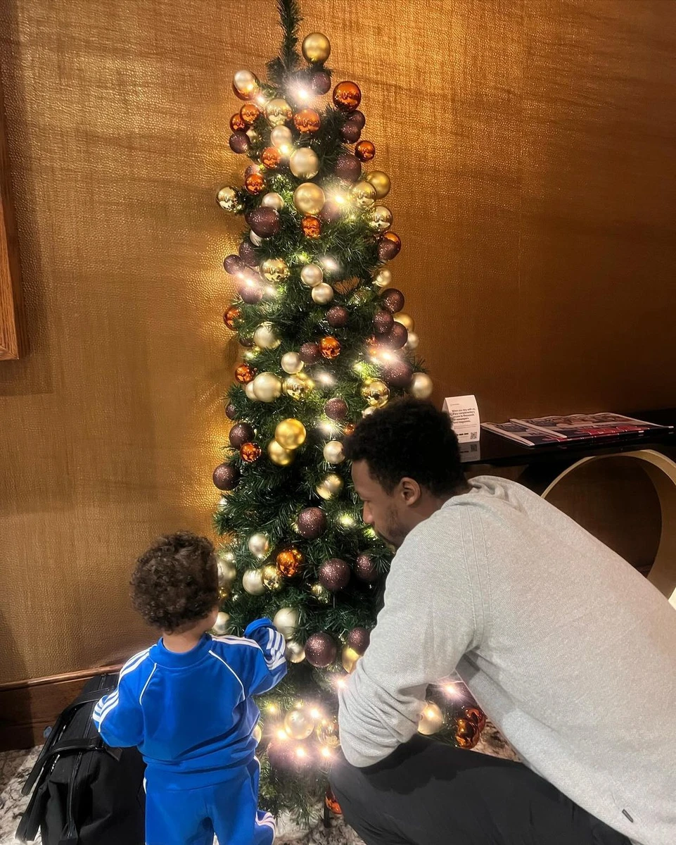 Чоловік частенько показує доньку у своєму Instagram, щоправда тільки зі спини