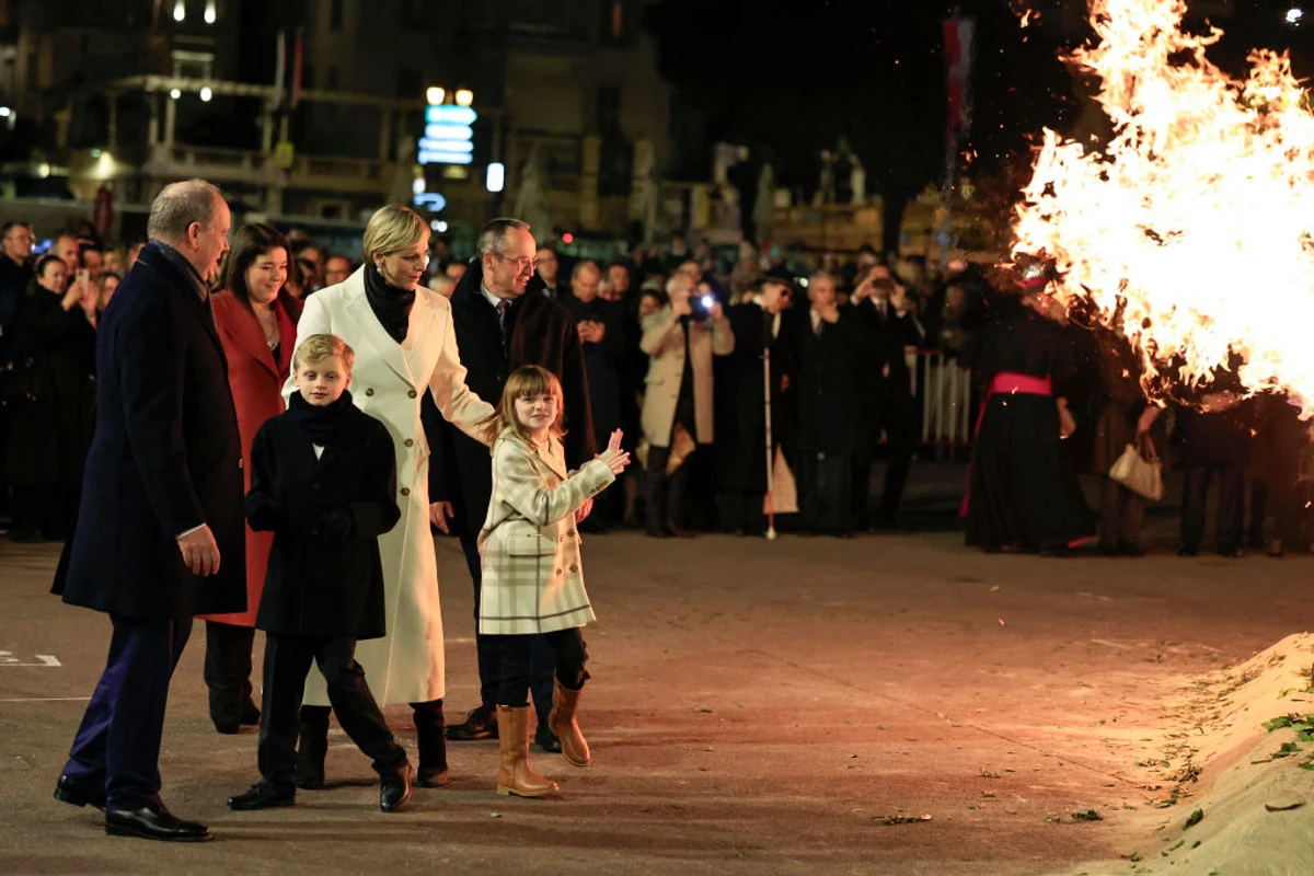 Спалення човна - щорічна традиція