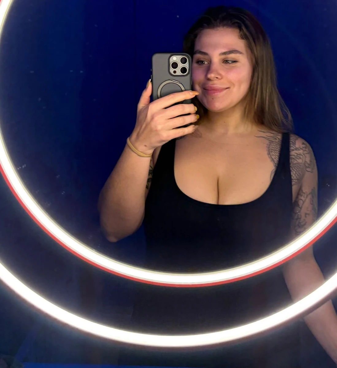 Олександра Заріцька посвітила пишним бюстом в залі