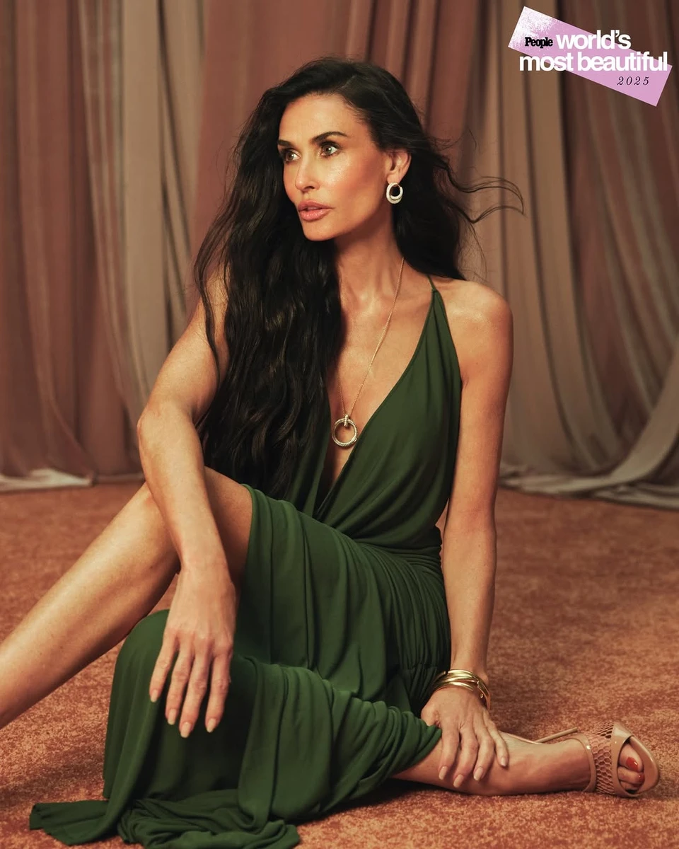 Демі Мур в елегантній сукні показала струнку фігуру