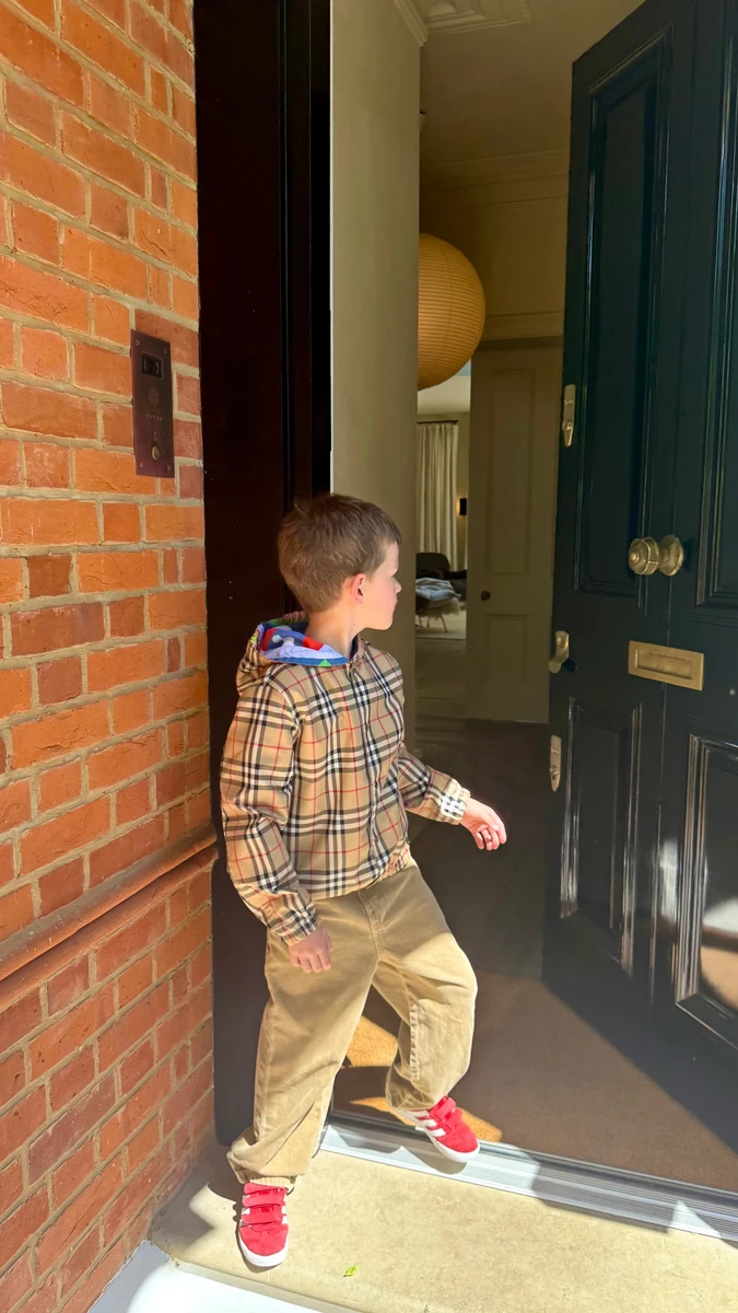 Наречена Стейтема показала їхнього сина в стильному луці