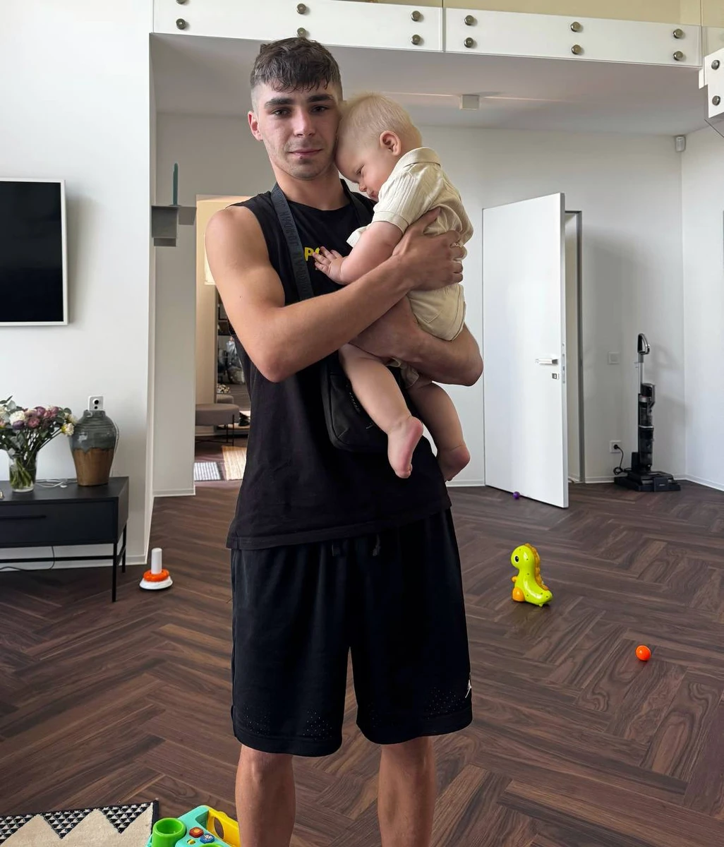 Катерина Остапчук показала сина на руках у свого брата