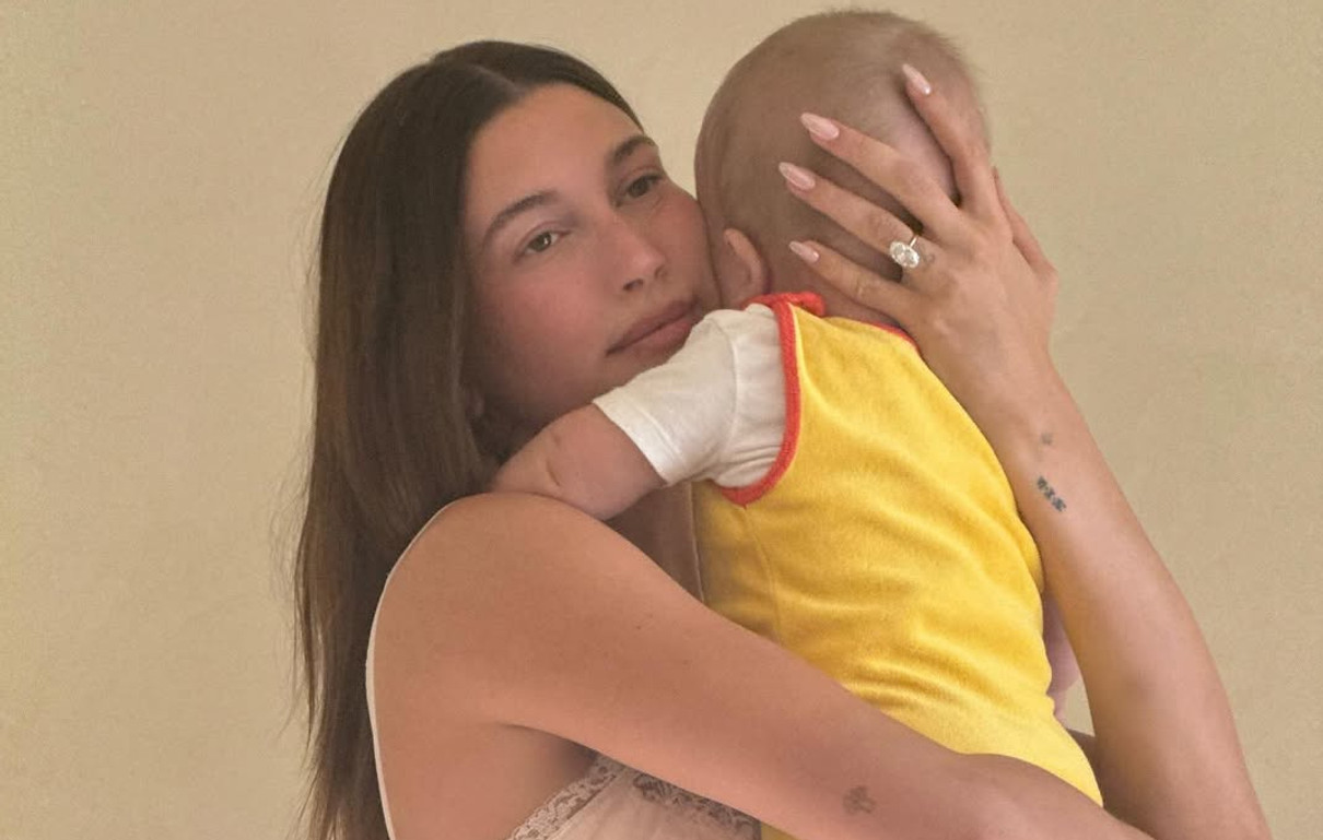 Хейлі Бібер позує зі своїм сином для фото