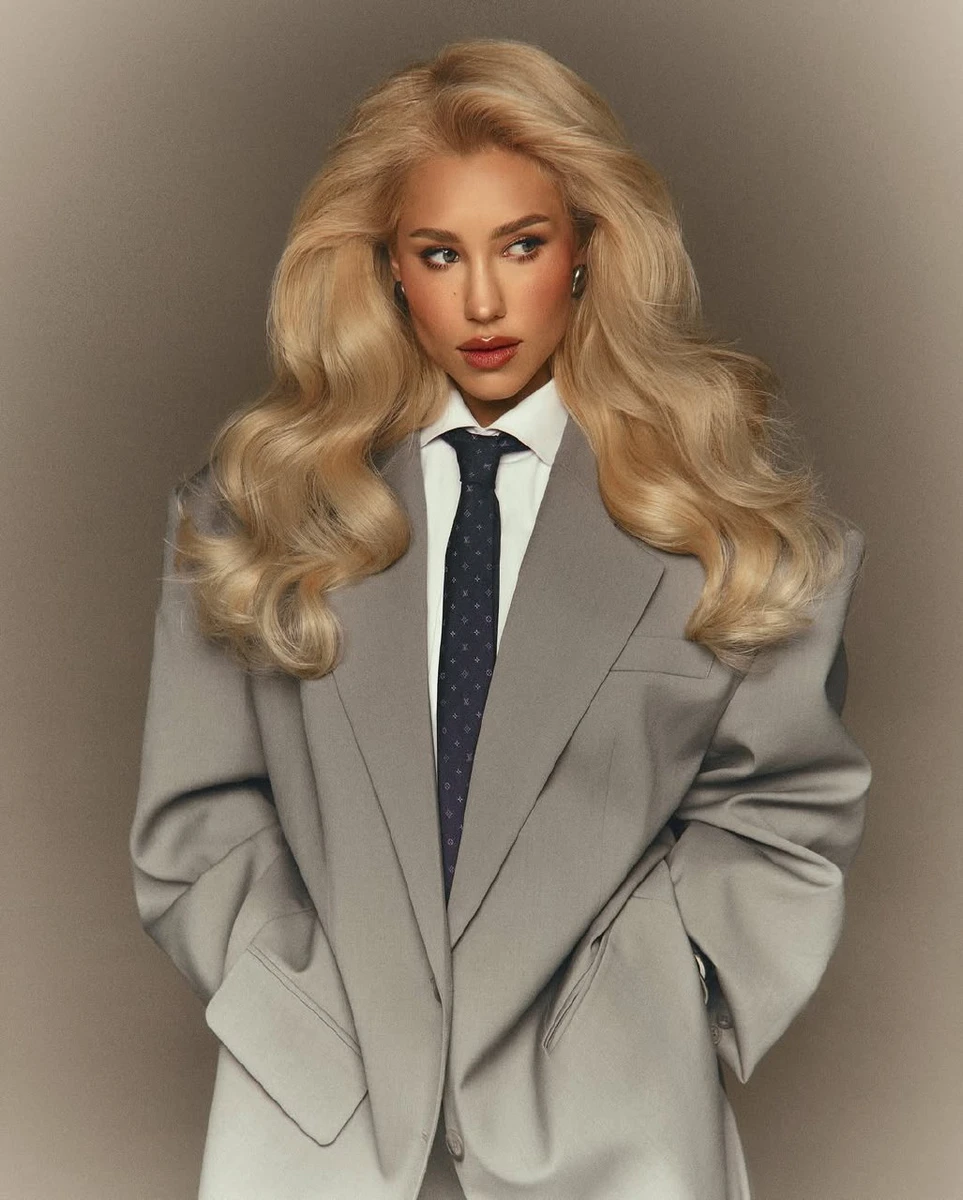 Квіткова у піджаку