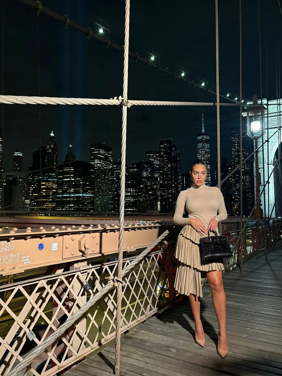 Наречена Роналду в ніжному луці похвалилася ногами на тлі Нью-Йорка