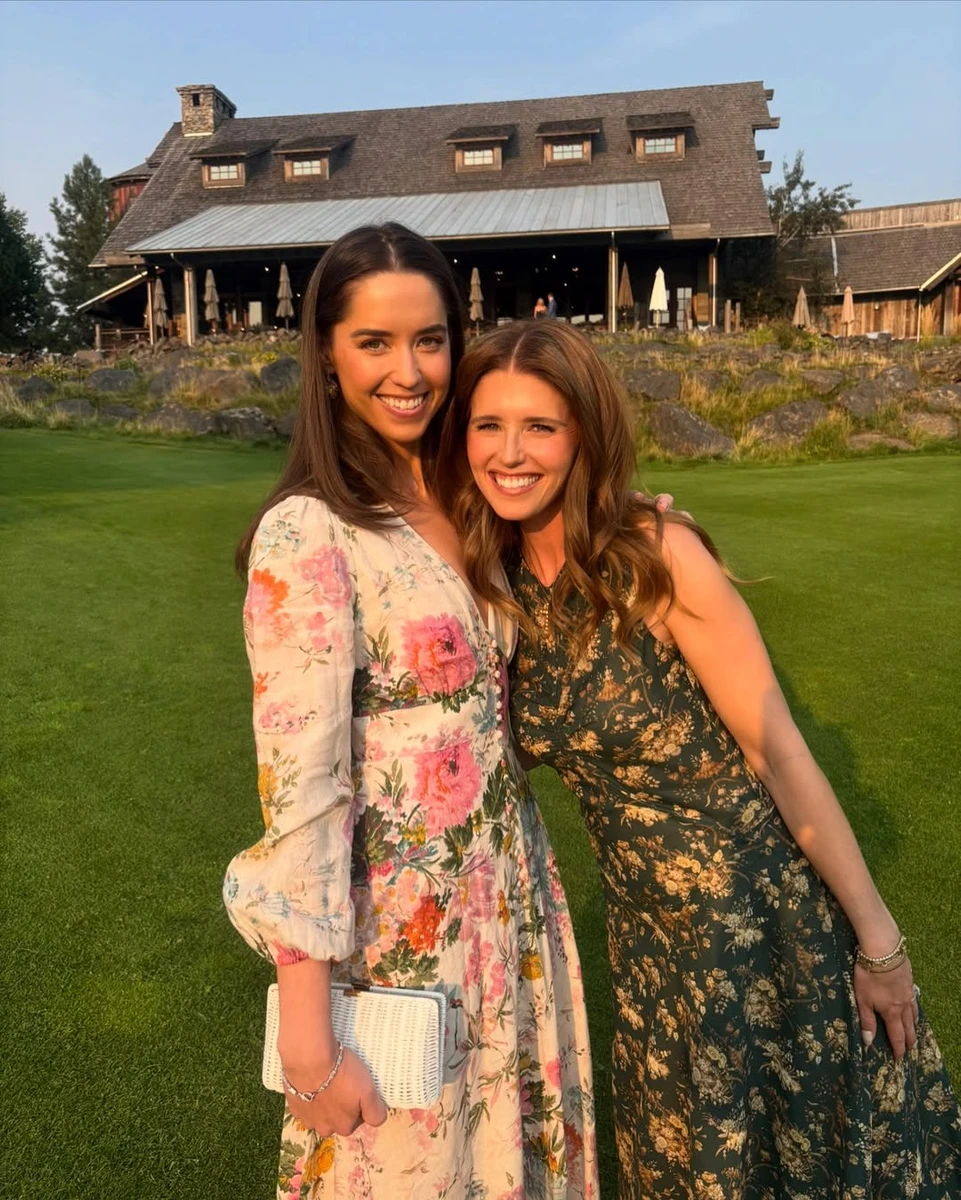 Дочки Шварценеггера у квіткових сукнях пообіймалися на весіллі брата