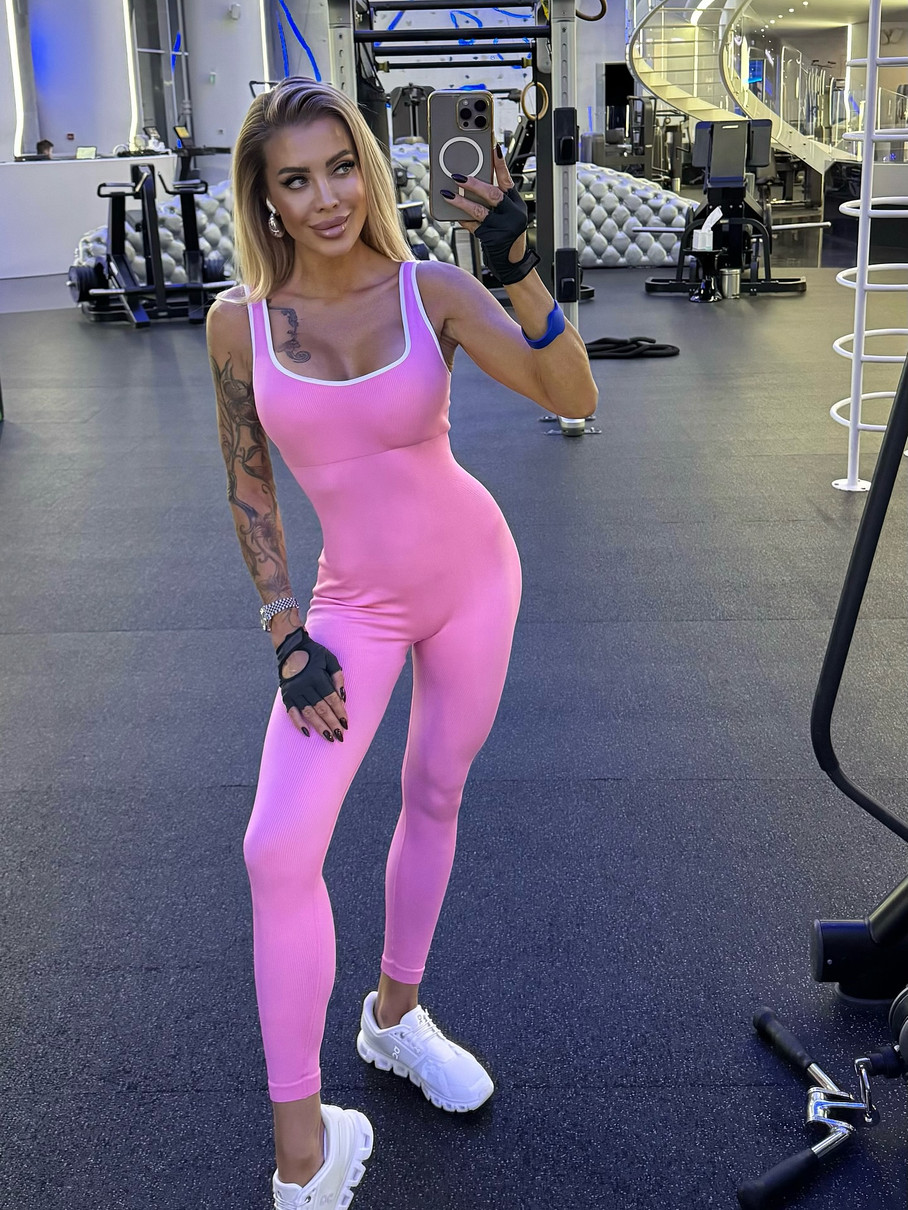 Крук у рожевому комбінезоні робить селфі