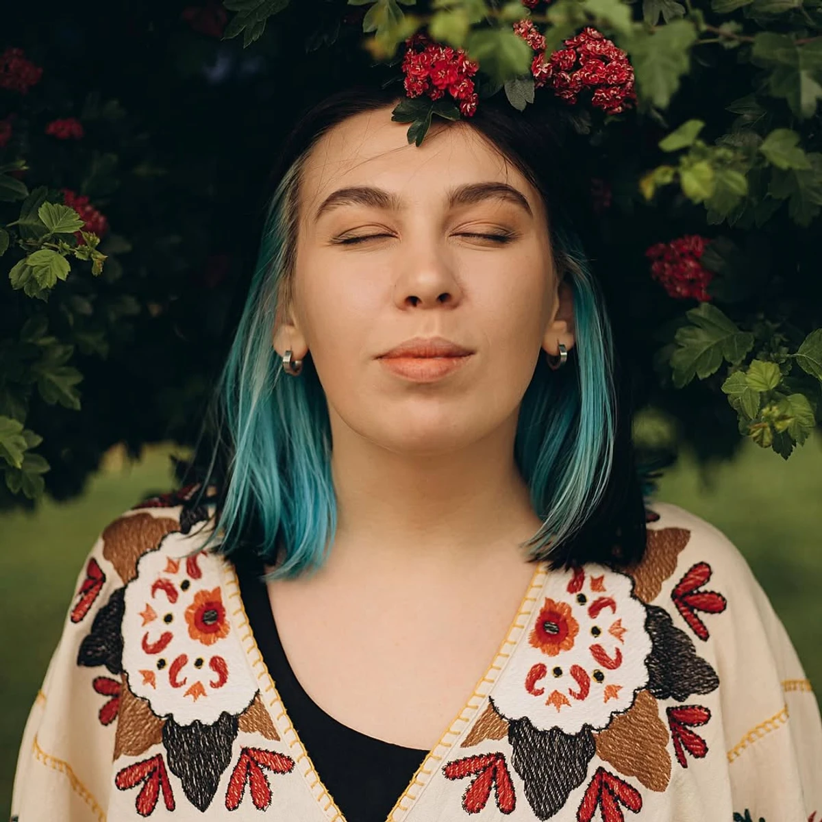 Настя Зухвала позує в українському народному одязі