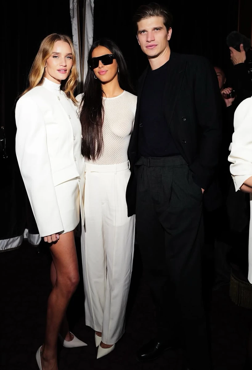 Наречена Стейтема у міні попозувала з братом і невісткою в Парижі