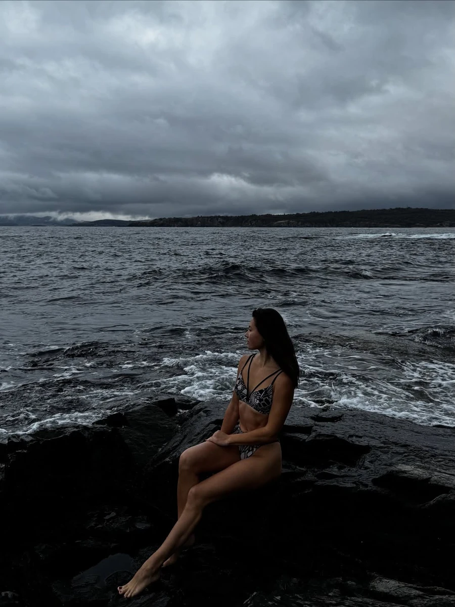 Антоніна Хижняк попозувала для фото коло моря