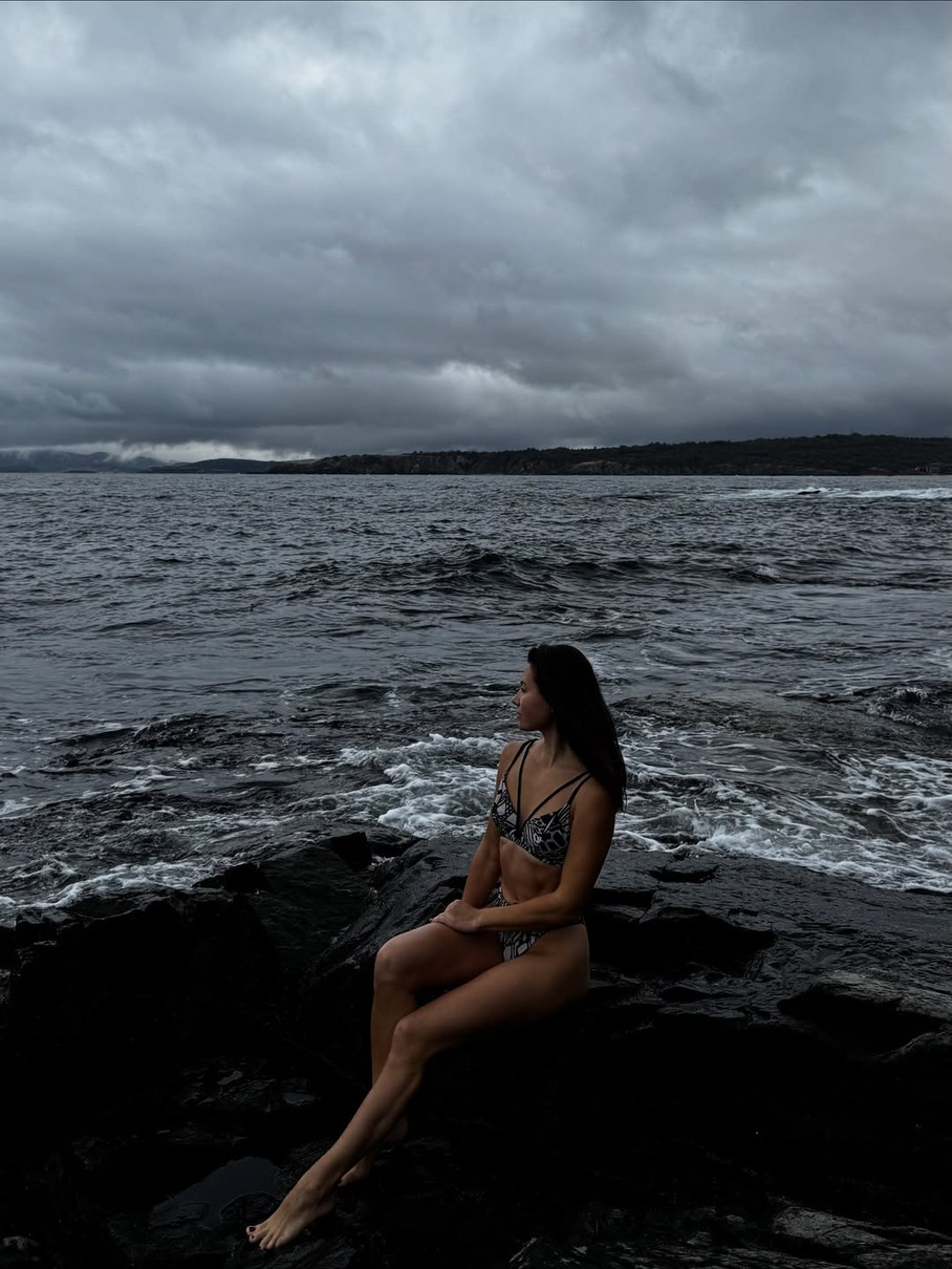Антоніна Хижняк попозувала для фото коло моря