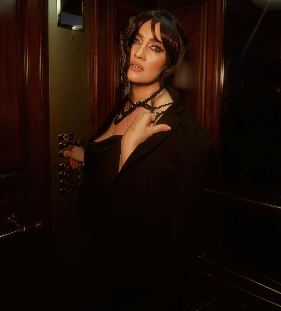 Соломія Вітвіцька ефектно попозувала у ліфті в декольтованій сукні