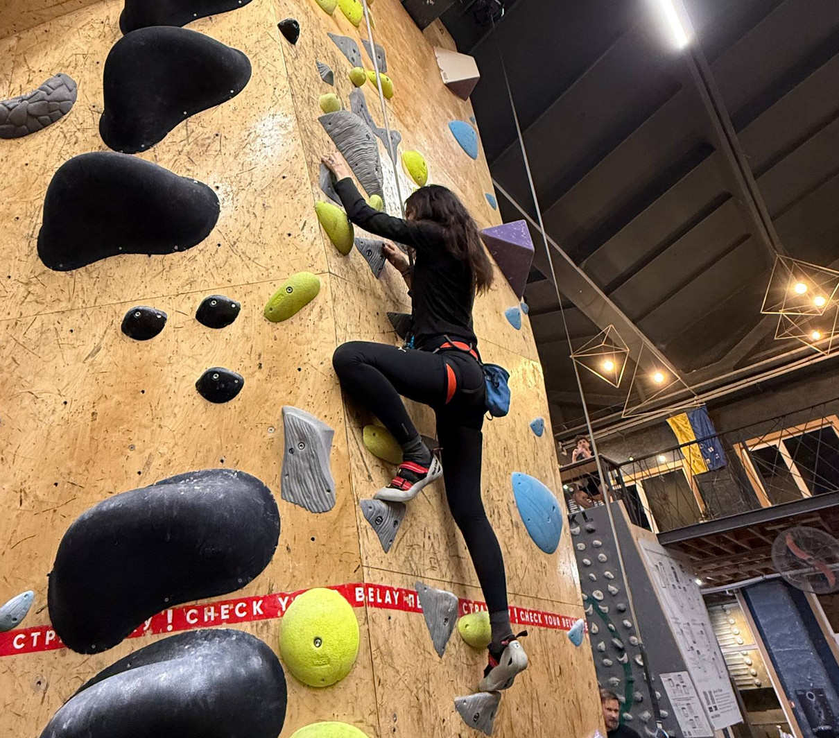 Надя Дорофєєва у лосинах показала, як вилазила на скеледромі