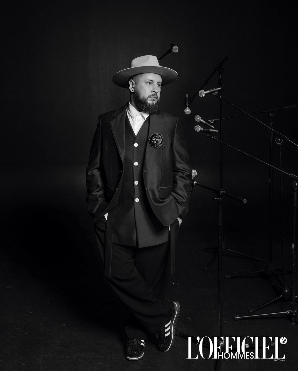 Вуличний стиль та елементи високої моди ідеально поєднуються в образах артиста 