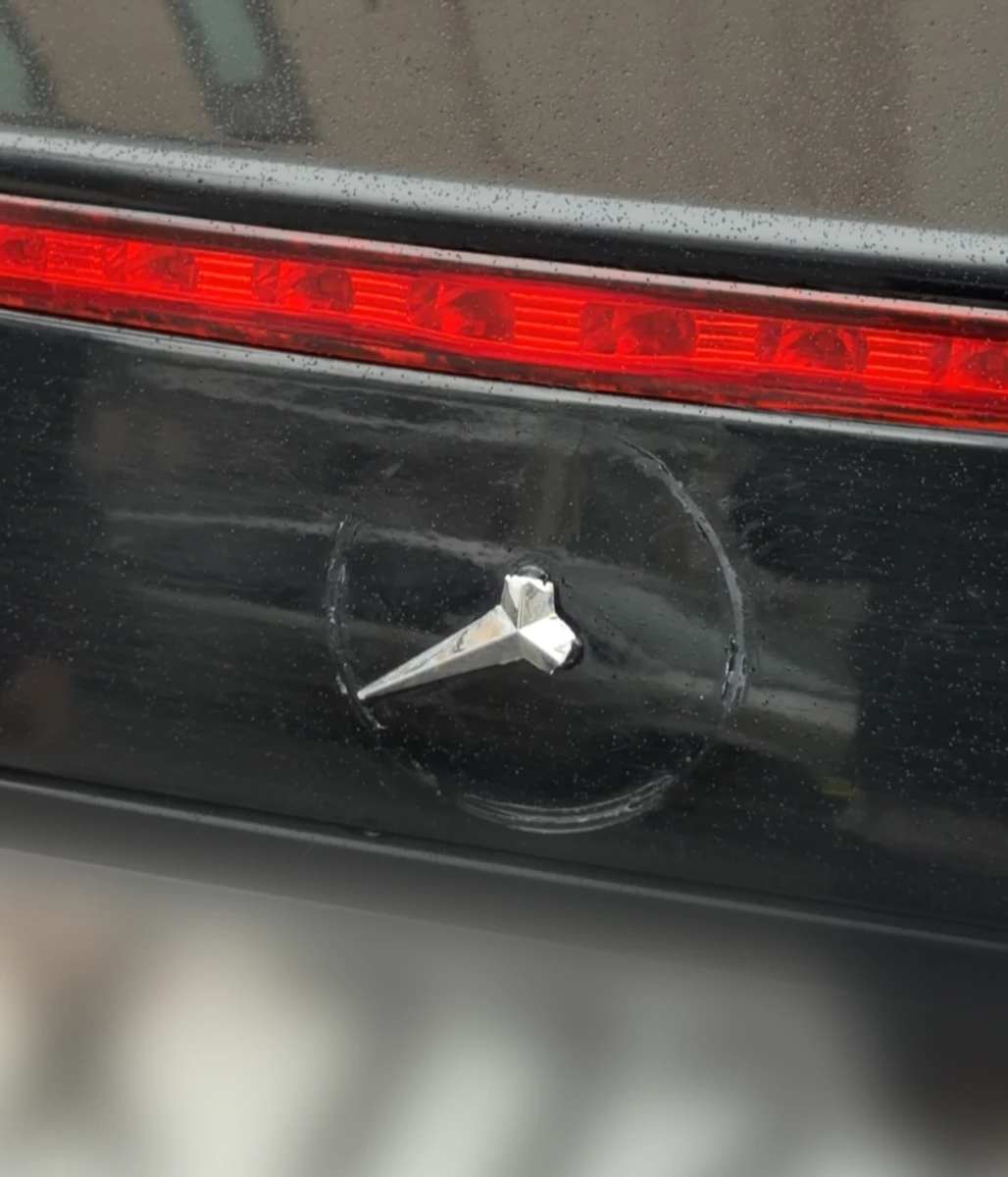 Співак Муаяд показав наслідки пошкодження свого авто жінкою