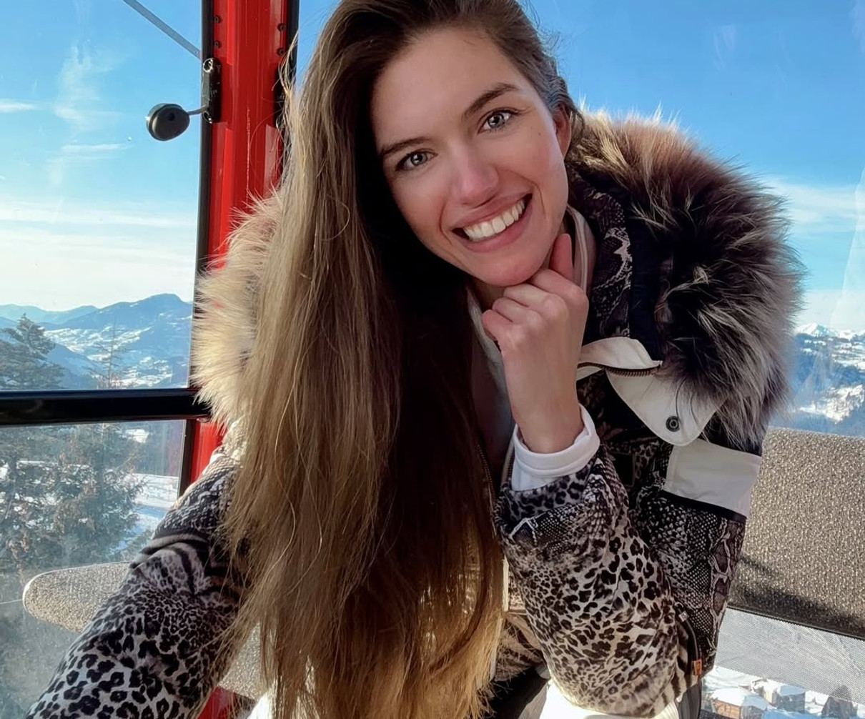 Олександра Кучеренко позує для фото