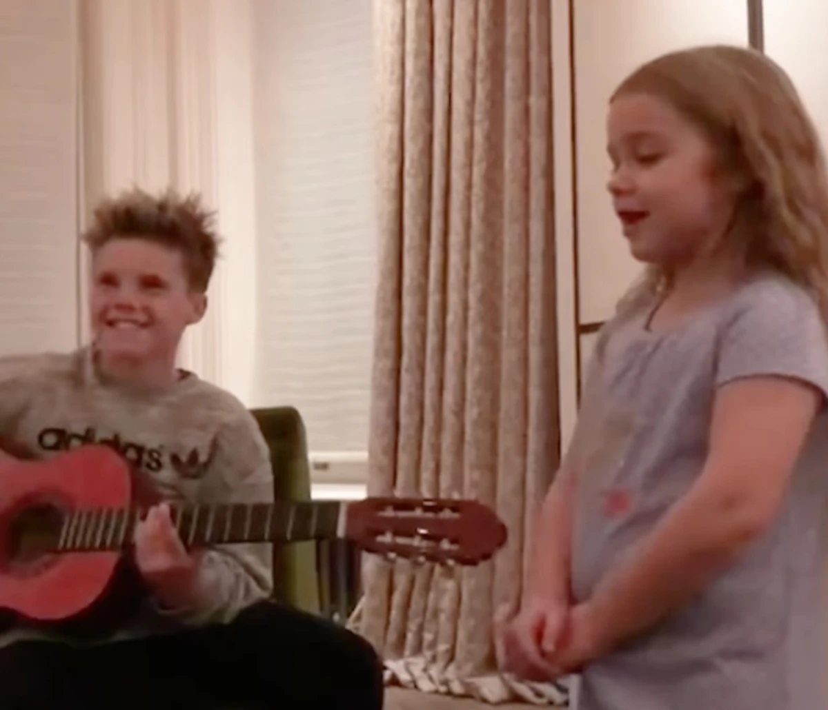 Девід і Вікторія Бекхеми показали спів дочки і сина