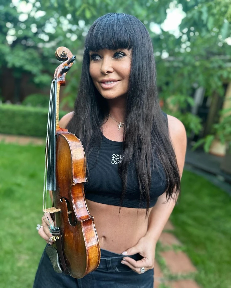 Ассія Ахат з скрипкою