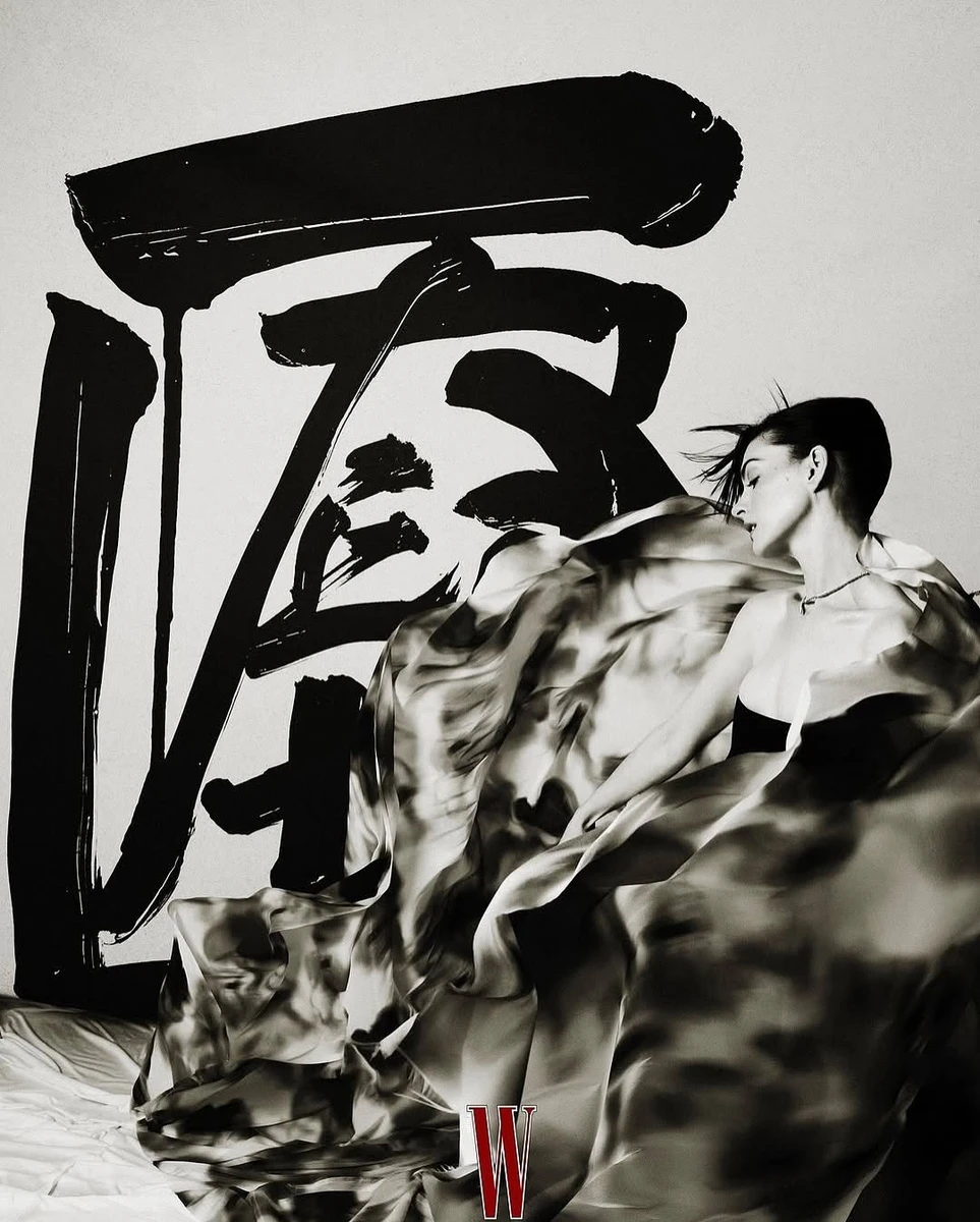 Хетевей показала незвичний стиль для глянцю