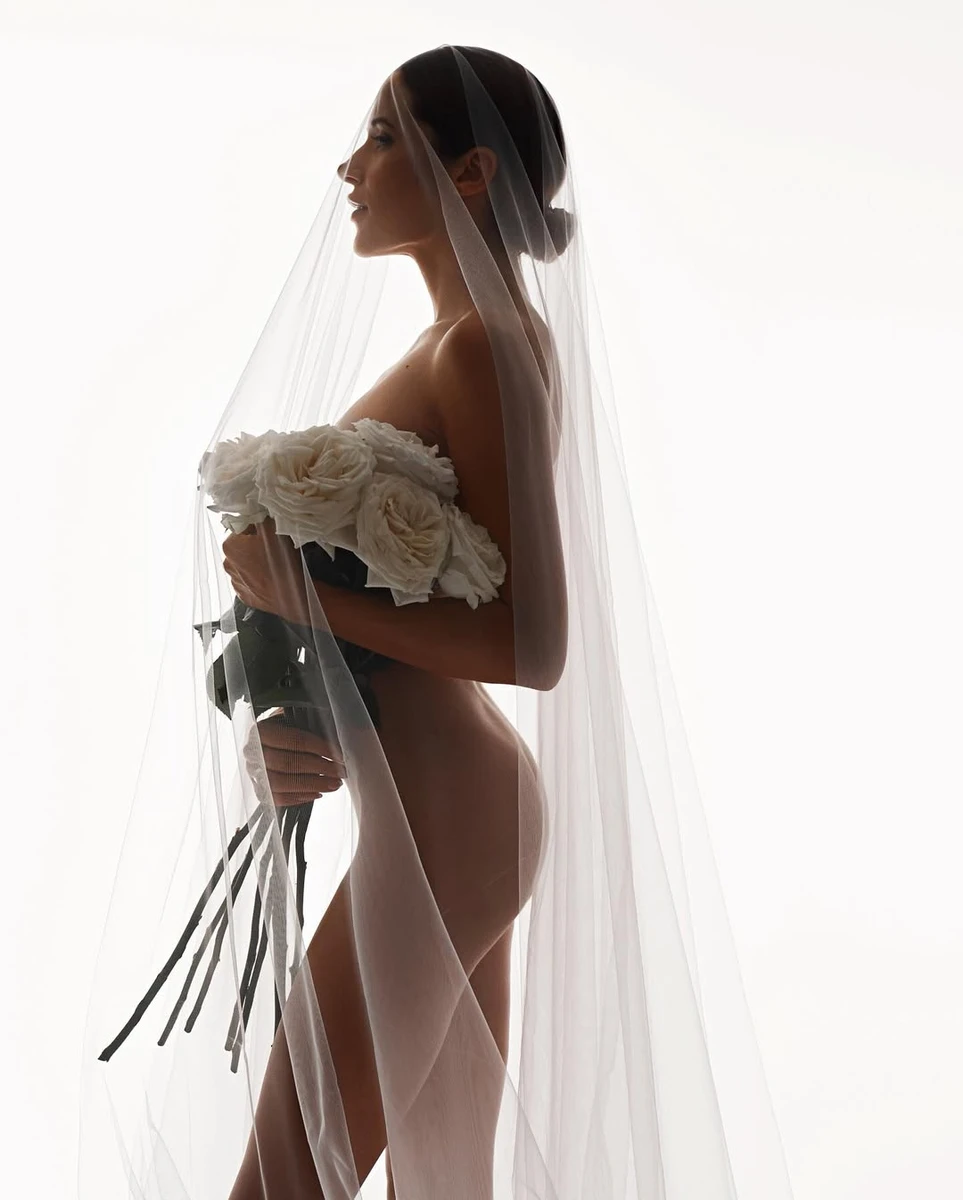 Наталка Денисенко з квітами оголена