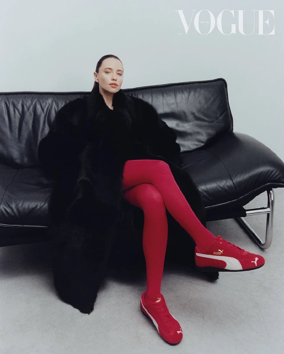 Чорне хутро з колготками