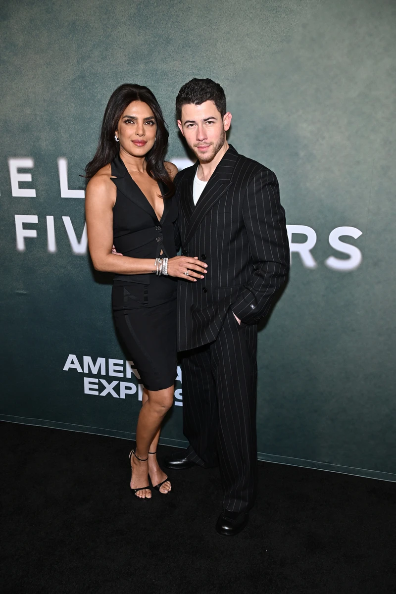 Пріянка Чопра в ошатному луці притулилася до чоловіка