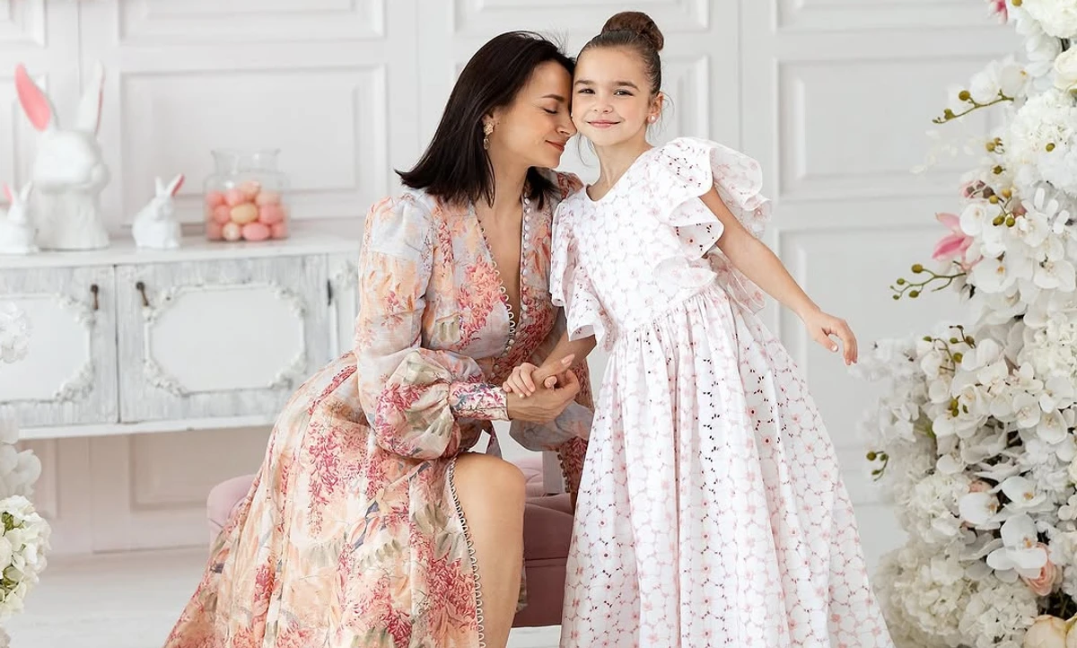 Ілона Гвоздьова з донечкою позує для фото