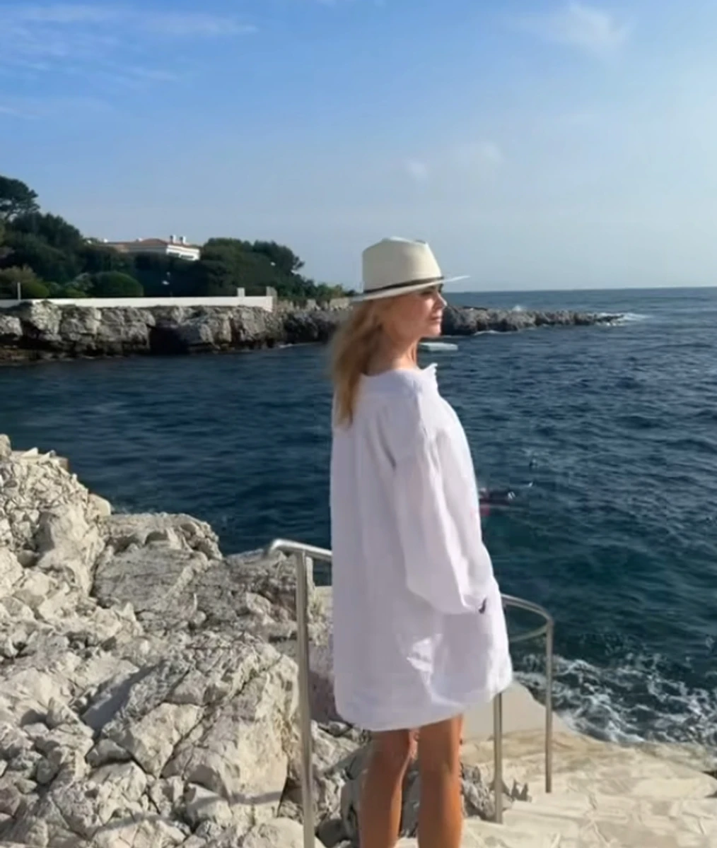 Ніколь Кідман в одній сорочці постояла біля моря