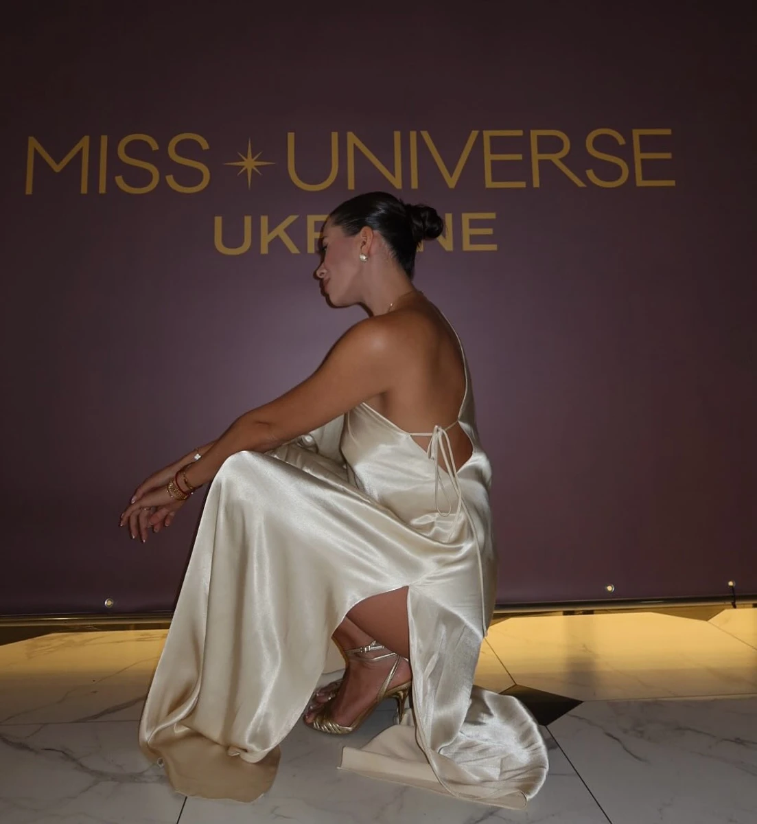 Неплях у бежевій сукні