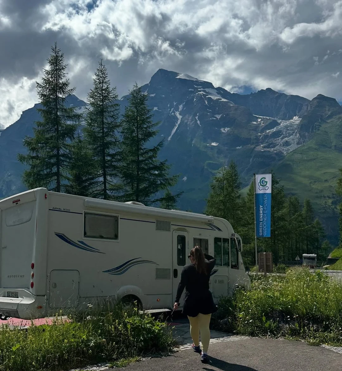 Заріцька у шортах на хайкінгу