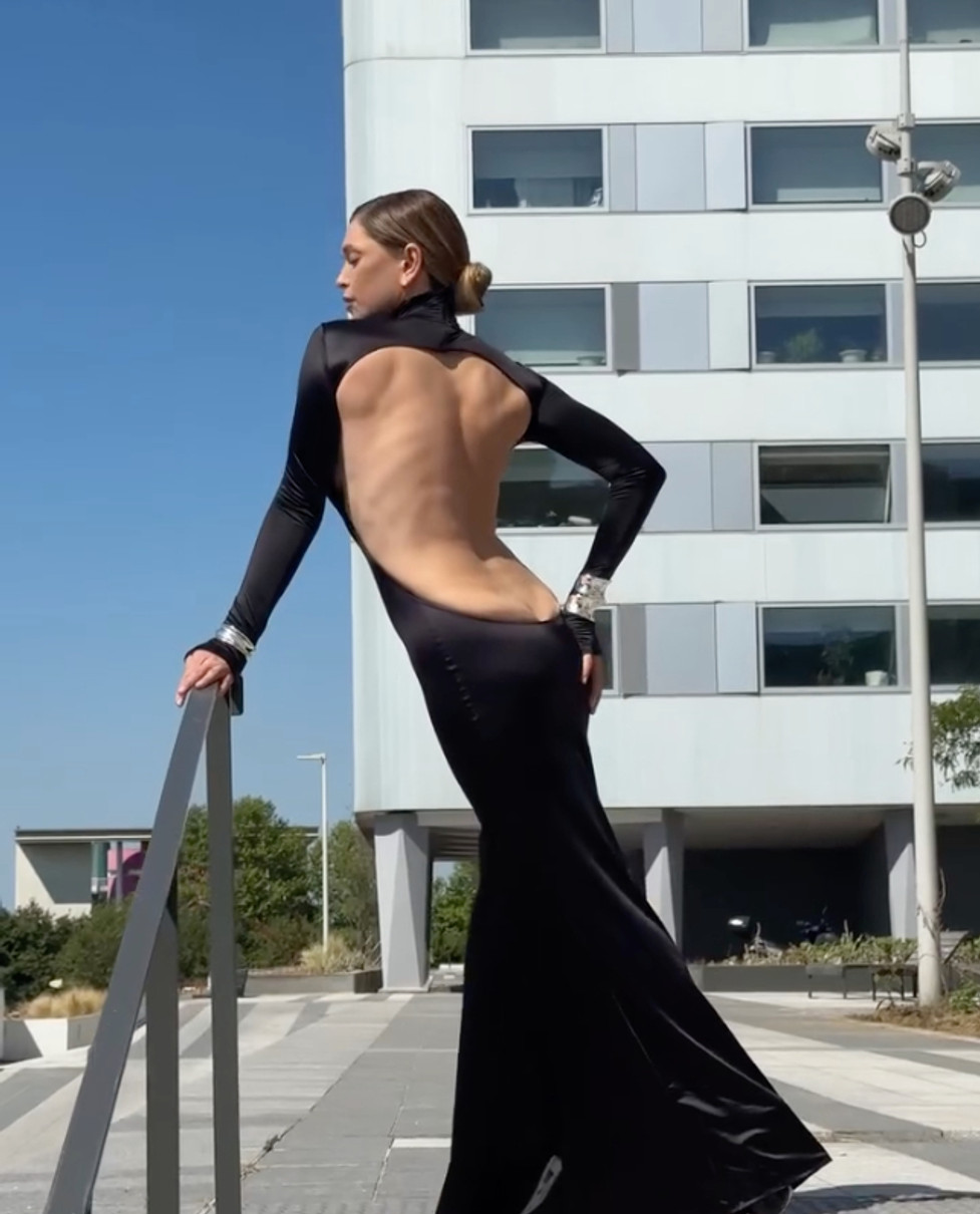 Віра Брежнєва показала сідниці у пікантній сукні на фото з Франції