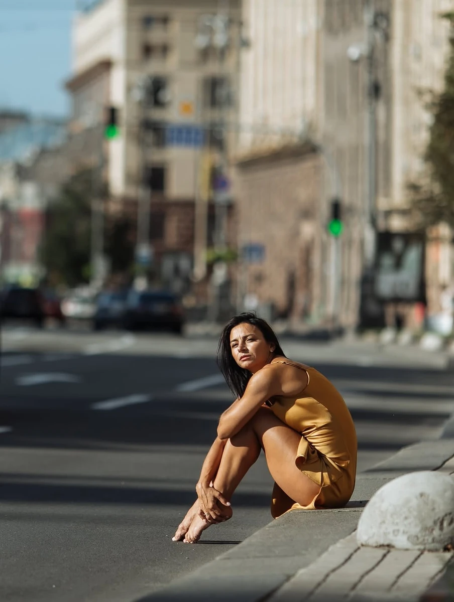 Ілона Гвоздьова посвітила оголеними стегнами біля дороги