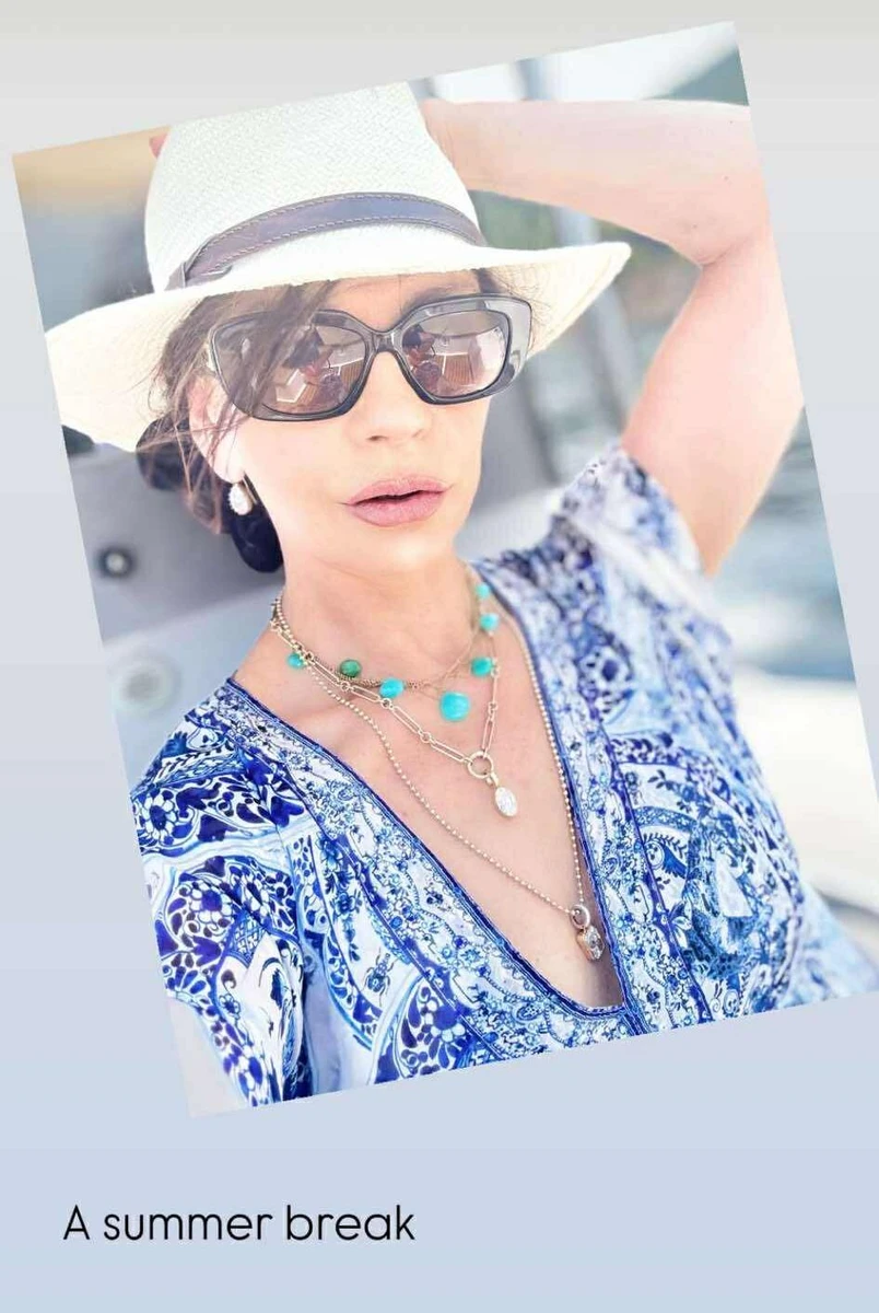 Кетрін Зета-Джонс робить селфі