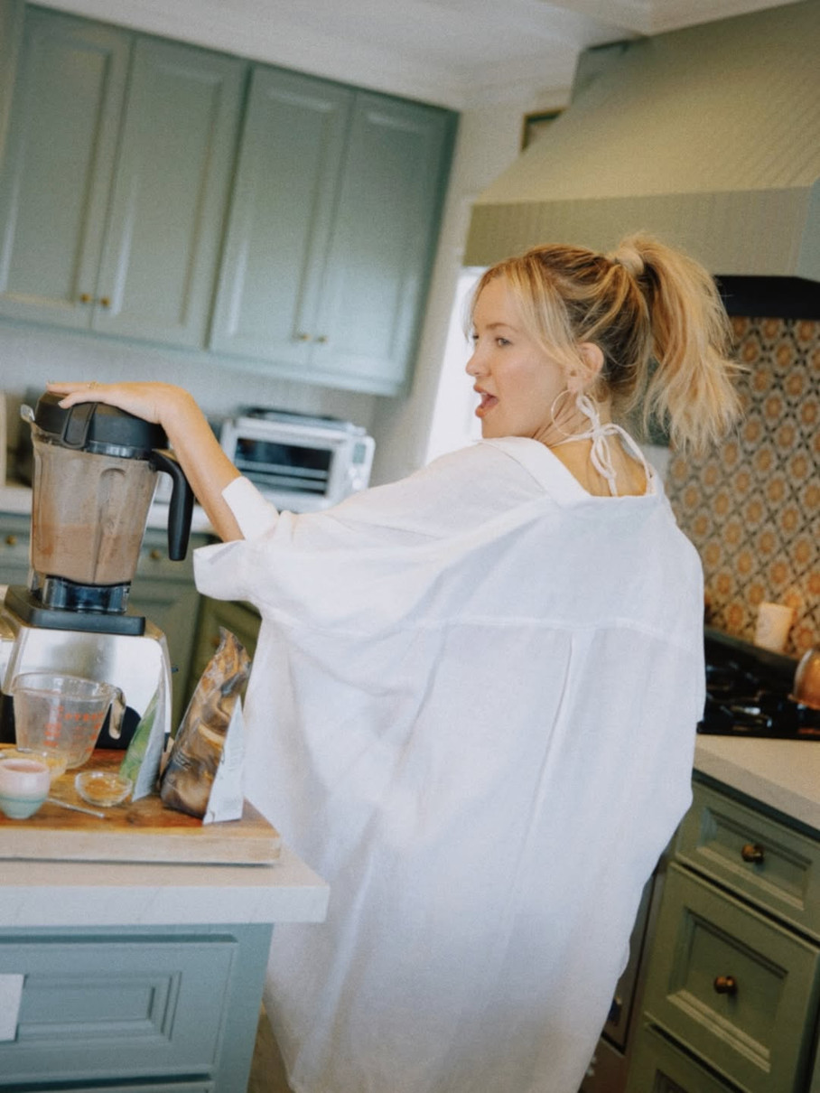 Кейт Хадсон у сорочці попозувала на кухні біля міксера