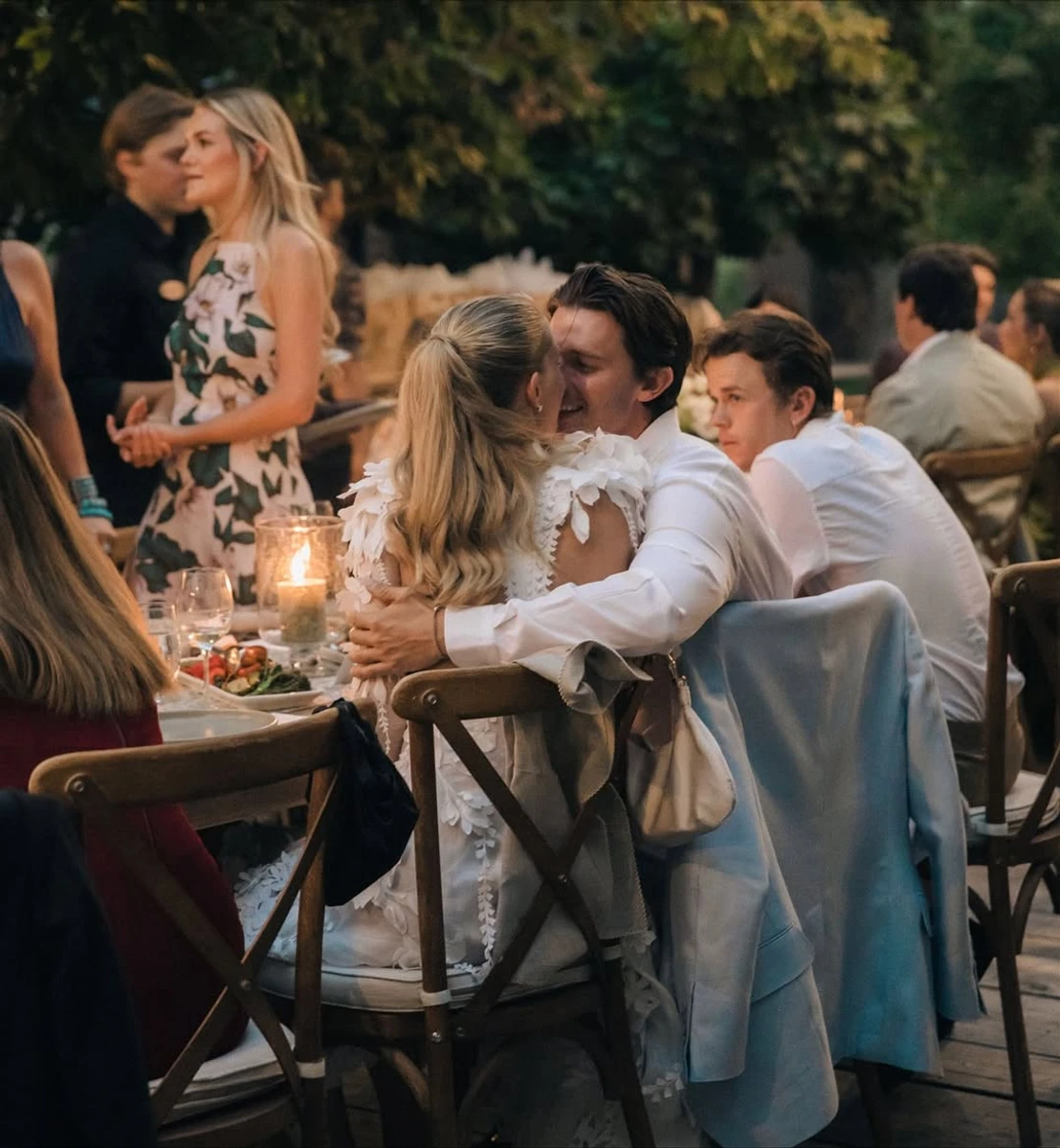 Син Шварценеггера романтично попозував з коханою на їхньому весіллі