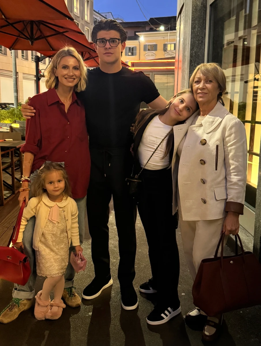 Єлизавета Юрушева з трьома дітьми і мамою попозувала в Мілані