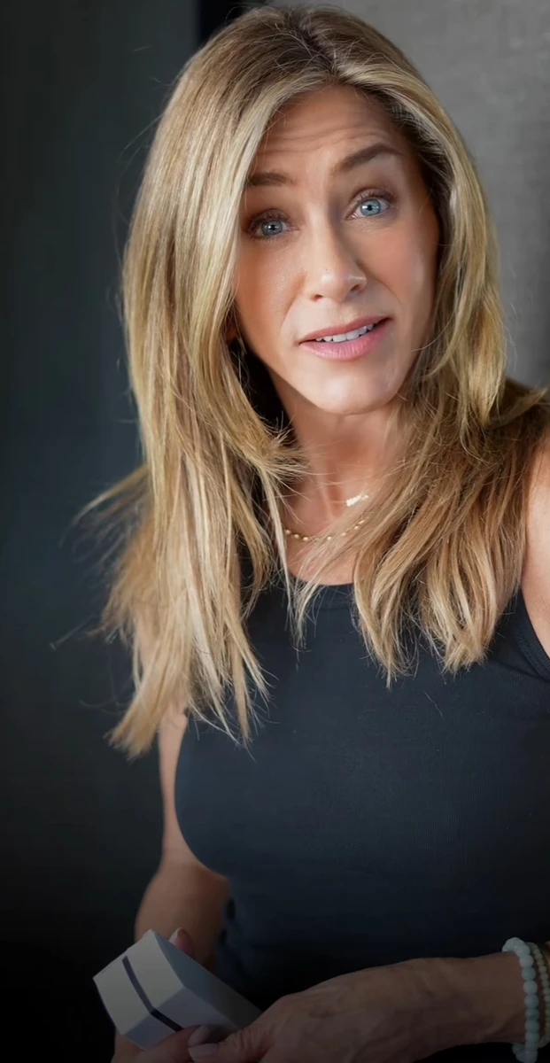 Дженніфер Еністон влаштувала перукарський експеримент з коханим