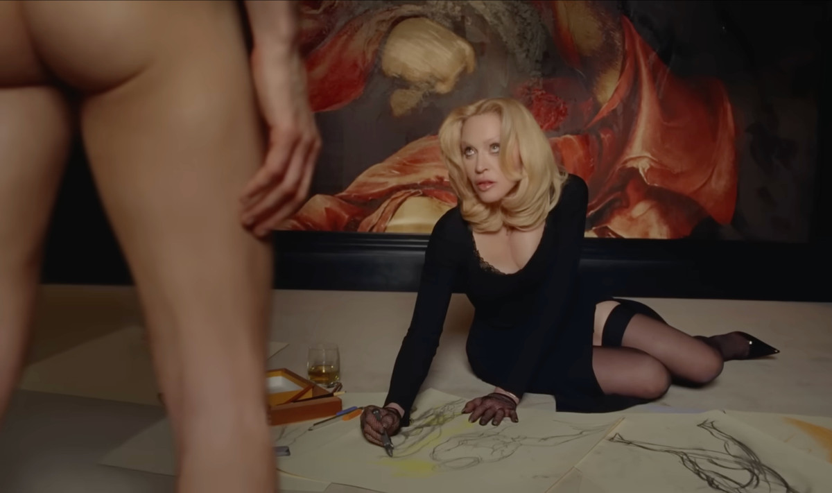 Мадонна помалювала оголеного чоловіка в рекламі Dolce&Gabbana