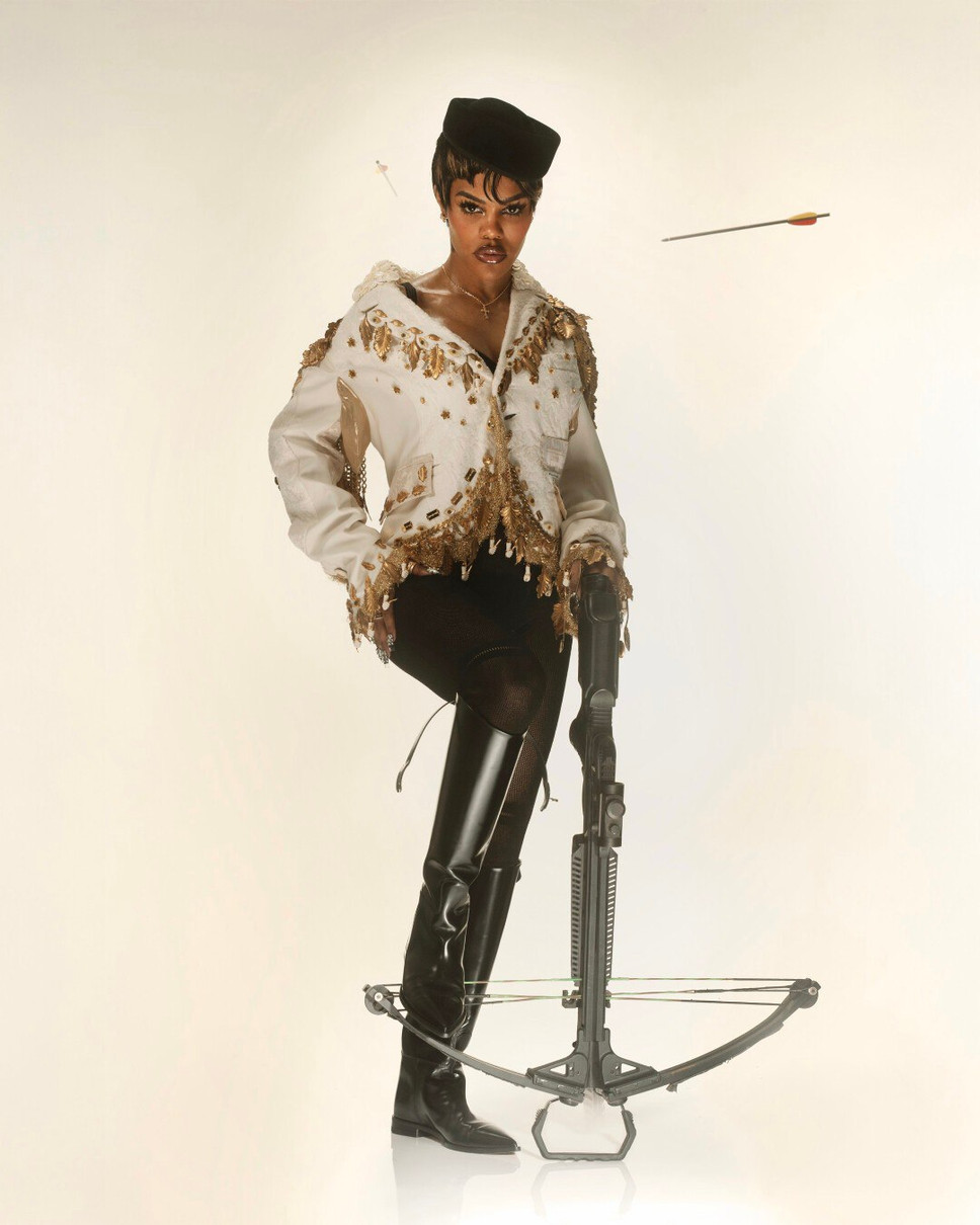 Теяна Тейлор попозувала в незвичному луці з арбалетом