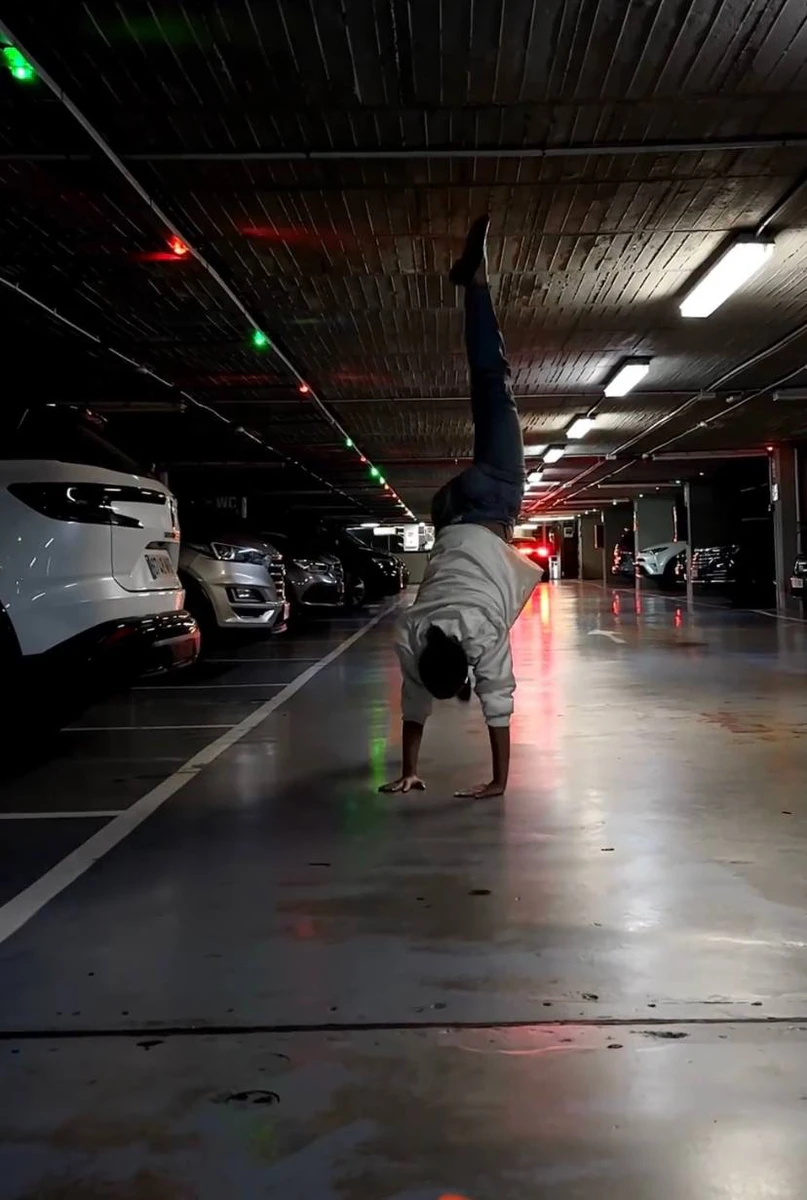 Ганна вкотре довела, що їй не треба гімнастичний зал, аби дивувати трюками