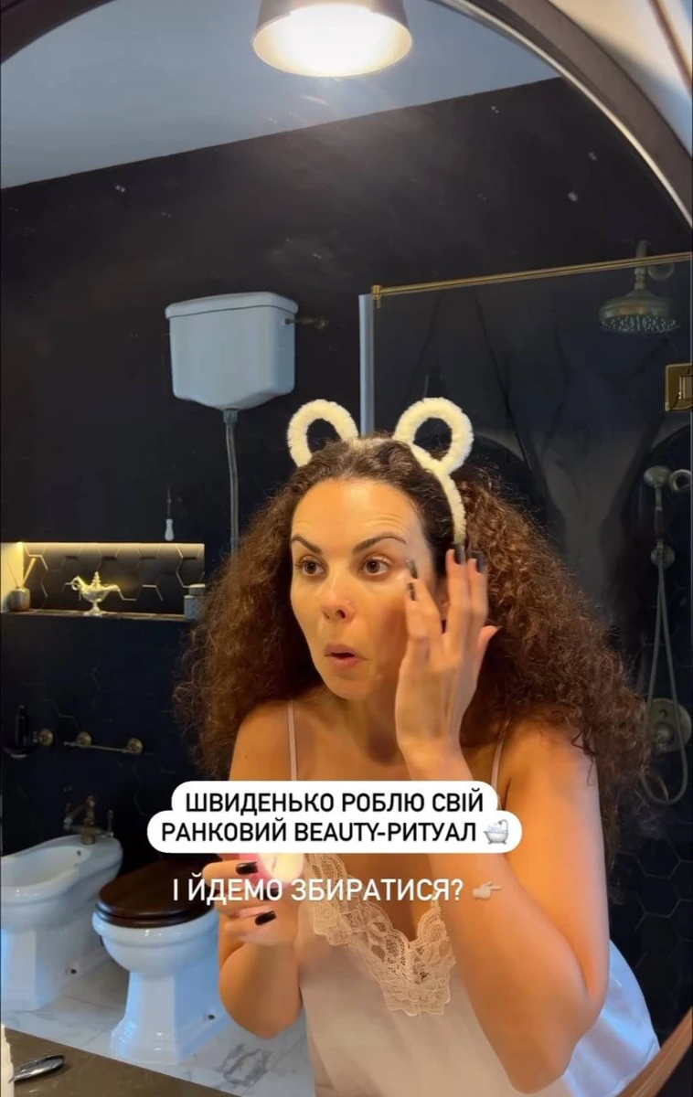 І наносить крем