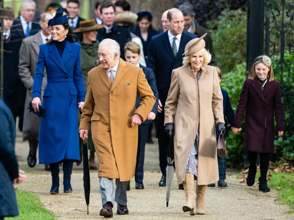 Король та королева відвідали службу у пальтах відтінків коричневого 