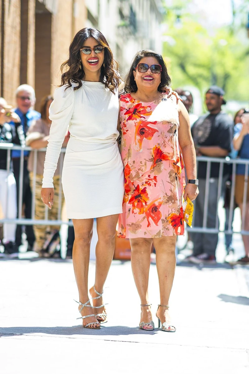 На фото Пріянка з мамою. У неділю вони робили спільні б'юті процедури. А у будні  дні, перед роботою мама Чопри наносила на обличчя рідину з алое вера